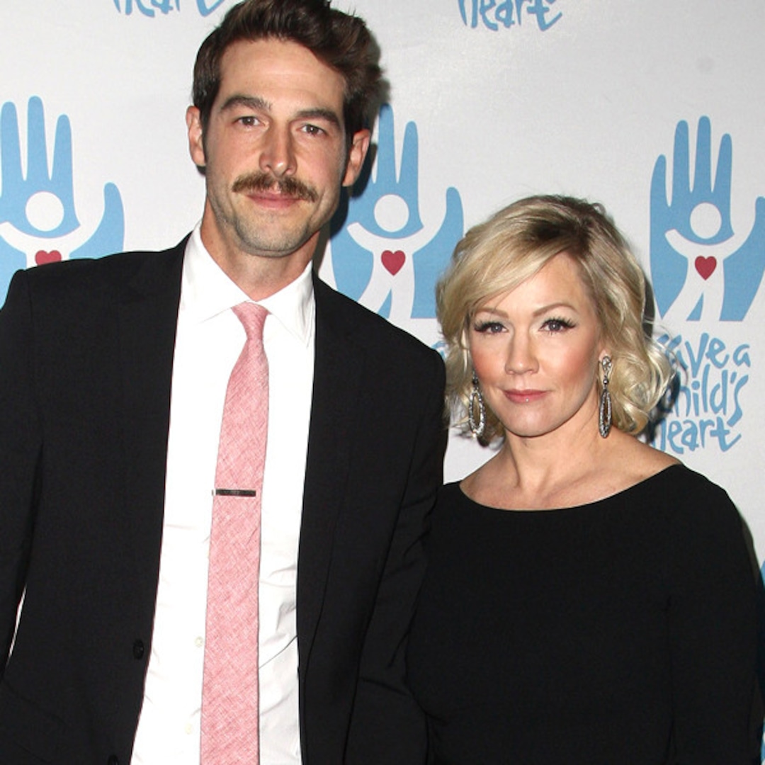 Jennie Garth's Husband Dave Abrams Files for Divorce - E! Online - AU